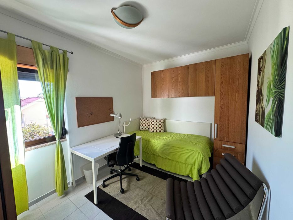 Arrenda quarto em andar de moradia em Queijas