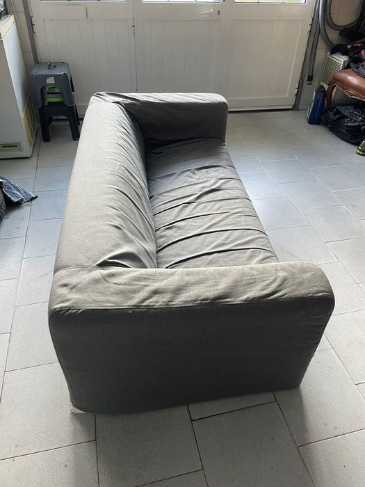 Sofá cinzento usado