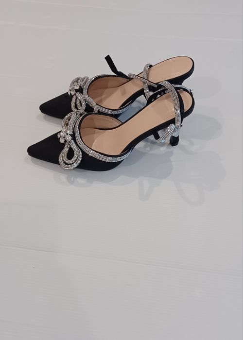 Sansaliaa com brilhantes pretas