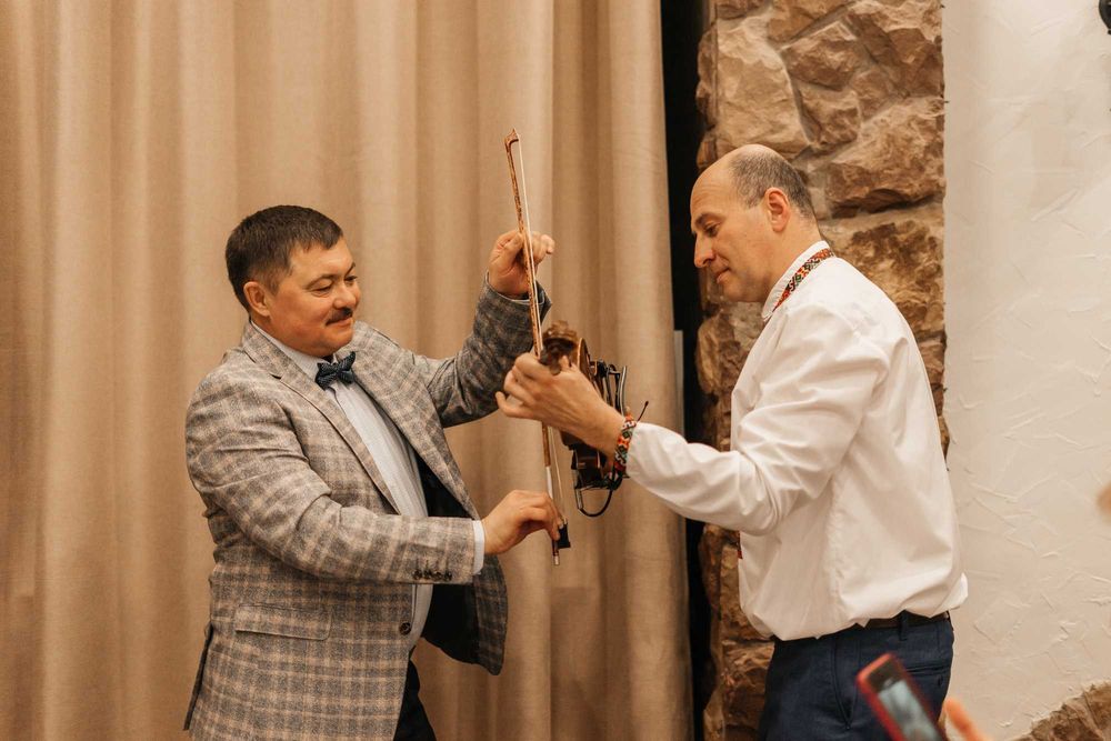 Інструментальна музика.Вокал.Ведучий. Скрипка сопілки, акордеон, саксо