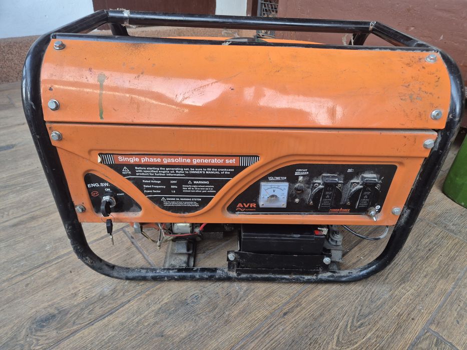 Бензиновий генератор .