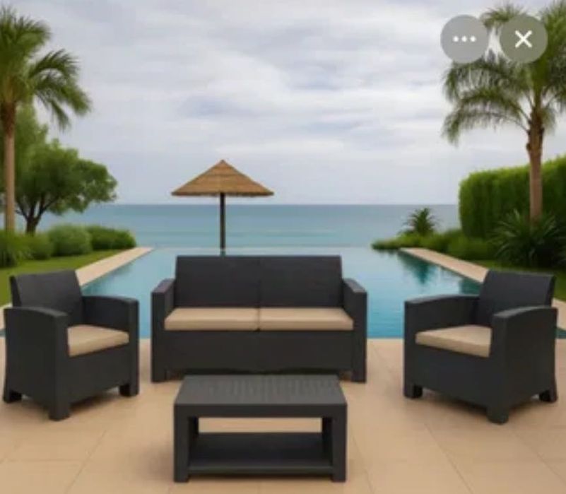 Conjunto de varanda com mesinha de vidro