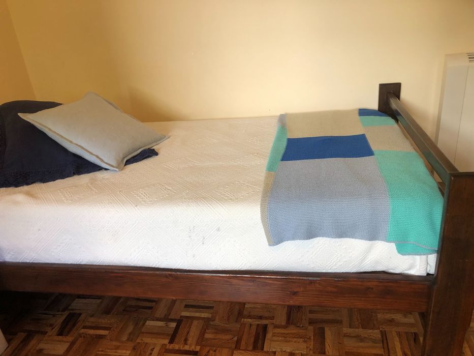 Cama individual em madeira com colchão