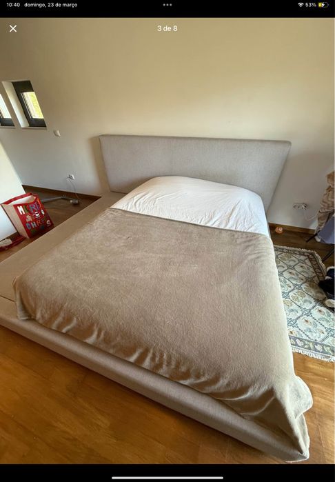 Cama de casal estofada com estrado largo