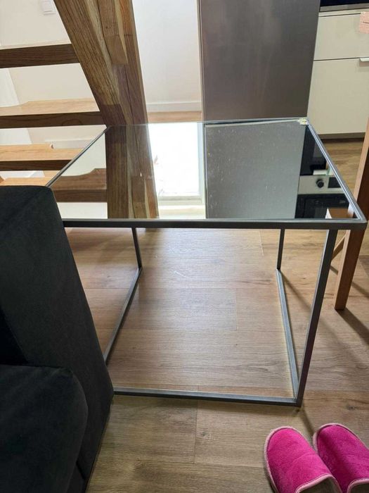Mesa pequena de sala / sofá de metal e base espelho de vidro. Tampo 55 cm e altura 50 cm