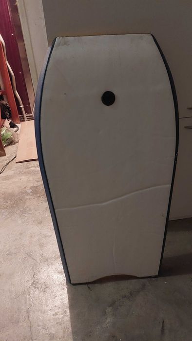 Pranchas de bodyboard e pés de pato