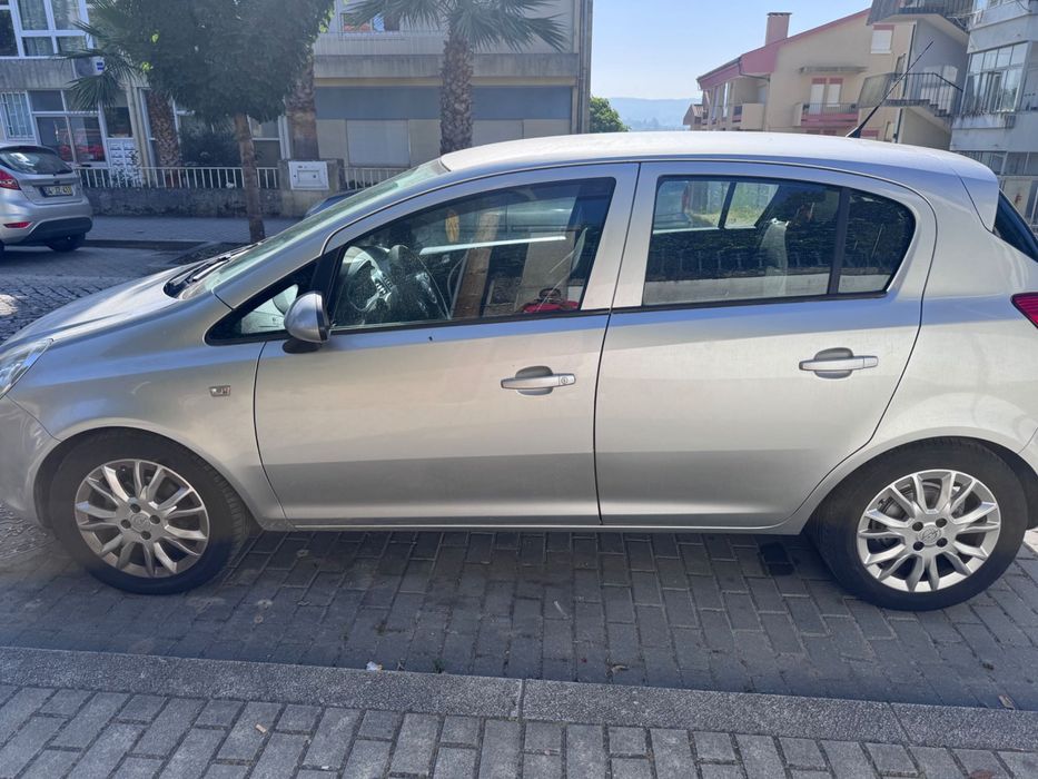 Opel Corsa 1.2 de 2009 em ótimo estado geral