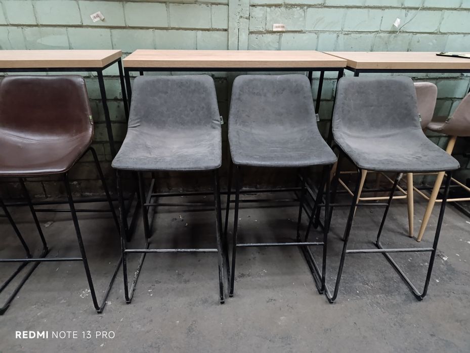 Барні стільці та столи