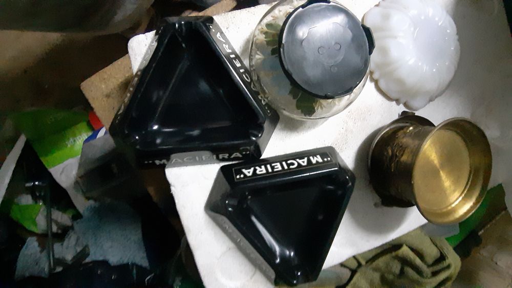 Cinco cinzeiros em bom estado