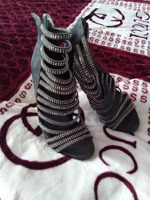 Класні чорні босоніжки 37 розміру на святкування