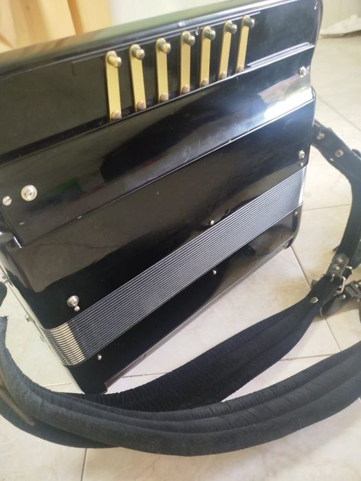 Acordeon Ballone Burini, quarta voz, 120 baixos, 7 registos direita e 5 esq.,som admirável, estado irrepreensivel.