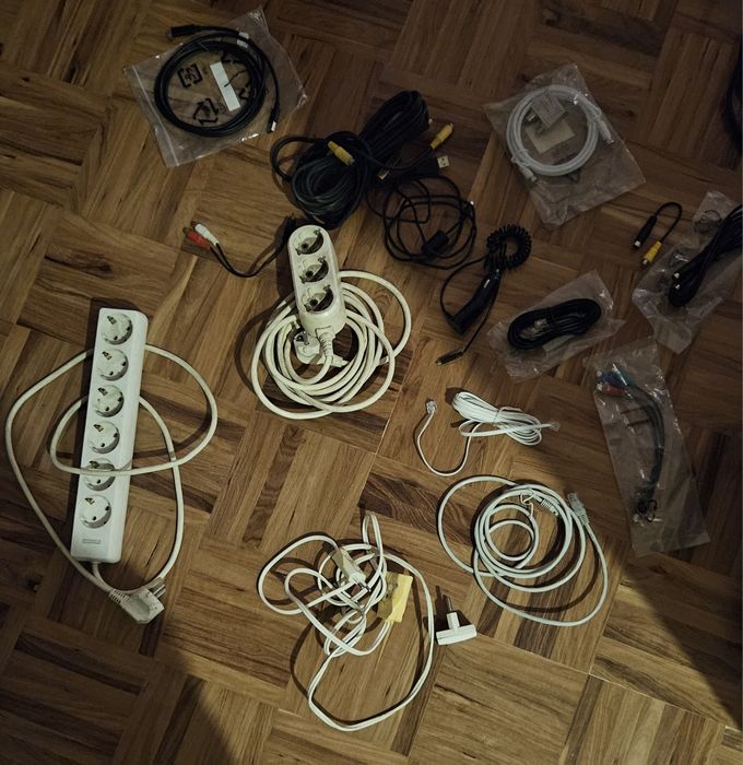 Cabos electricos (variados)/ extensões,  tomadas...