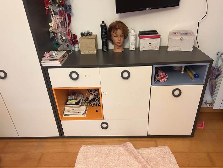 Quarto juvenil completo – cama, colchão, mesinha, armário e cómoda