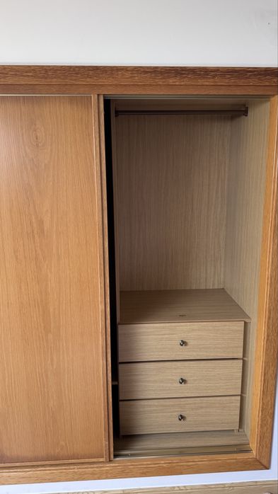 3 Roupeiros embutidos com portas de correr