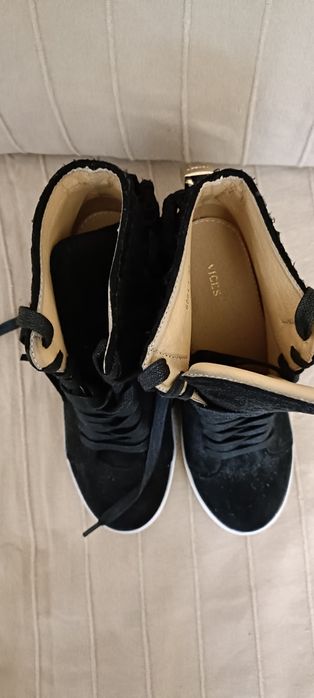 Sneakersy na koturnie