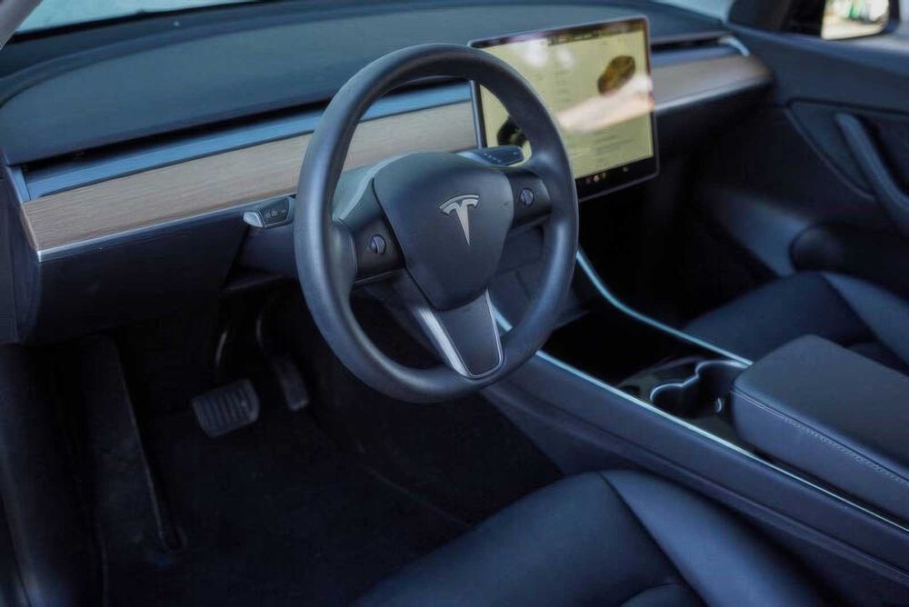 Tesla Model Y Long Range      2021
