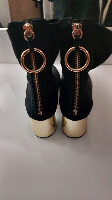 Botas Zara com salto dourado