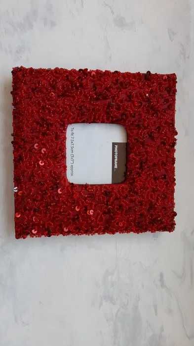 Czerwona ramka na zdjęcie ozdobiona cekinami