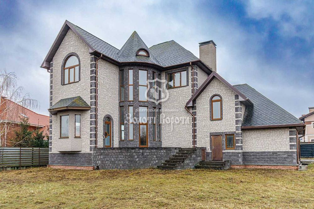 Будинок, 3 поверхи, ділянка — 15 соток. Під ремонт. с. Ходосівка