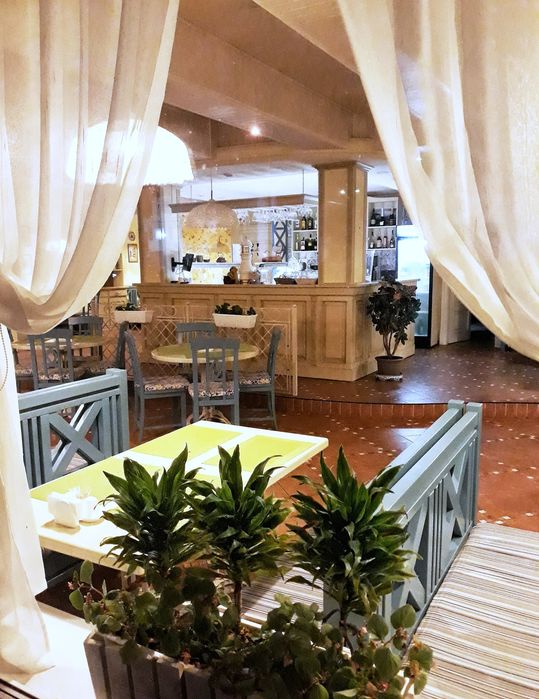 Продаж об'єкта з двох приміщень з діючим кафе в районі автосалонів