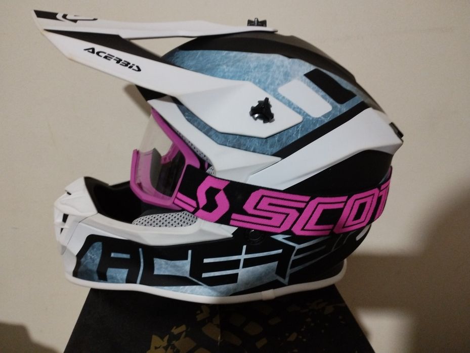 Capacete Acerbis e óculos Scott junto ou separado
