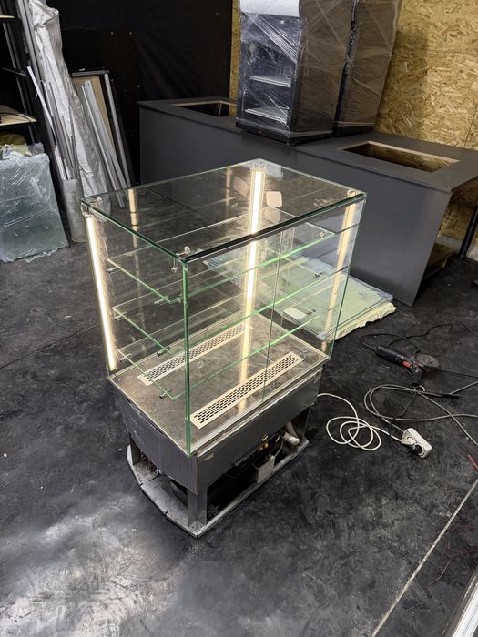Витрина десертная холодильная Кондитерская витрина Куб холодильный