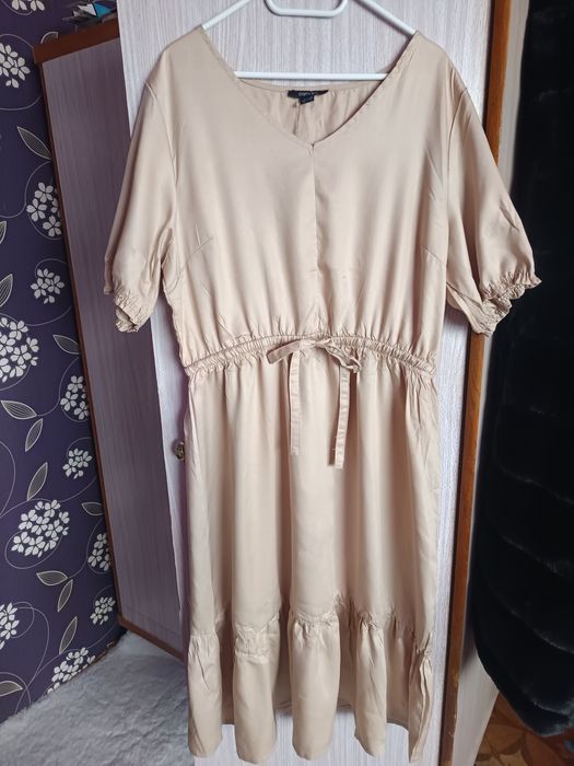 Beżowa sukienka z falbanką