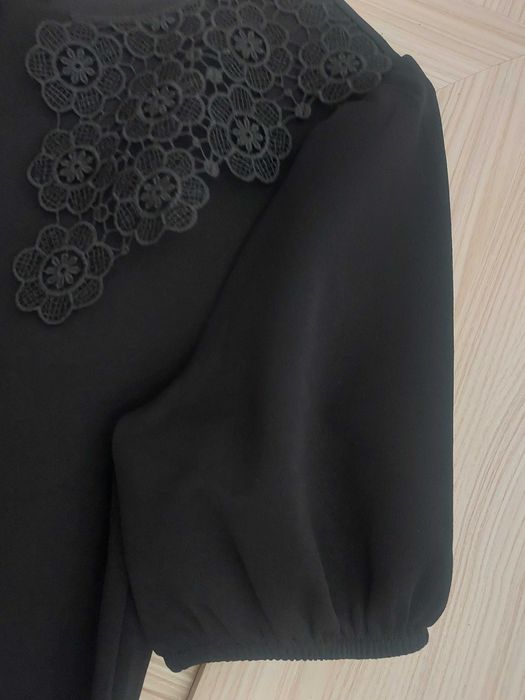 Sukienka z koronkowym kołnierzykiem mała czarna Reserved xs