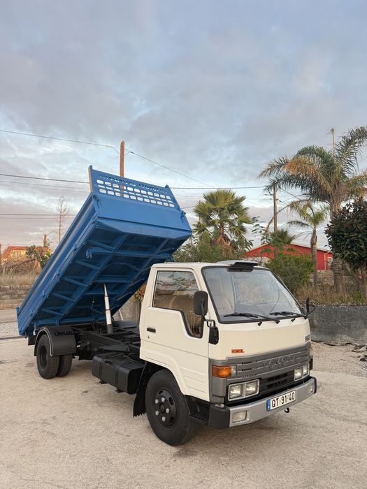 Toyota dyna 250 tribasculante ligeira