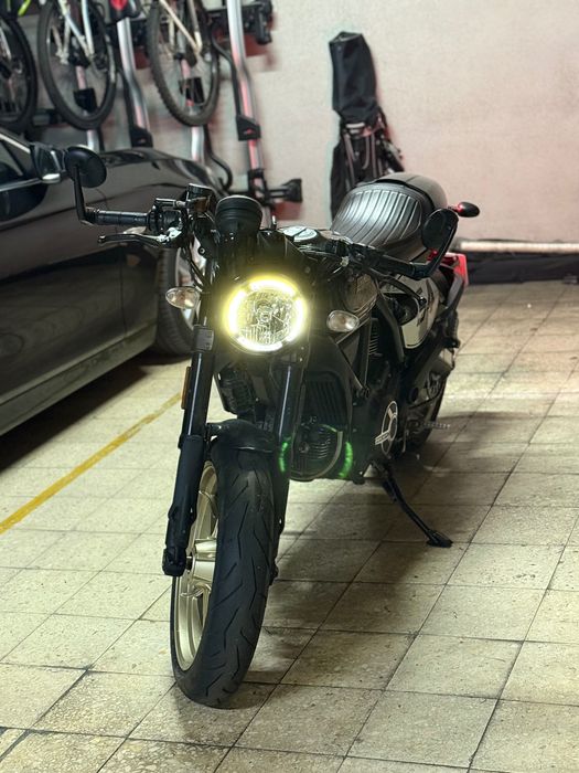 DUCATI SCRAMBLER CAFÉ RACER 2017 com 7.000 km. Já foi estrela de televisão. Agora pode ser tua.