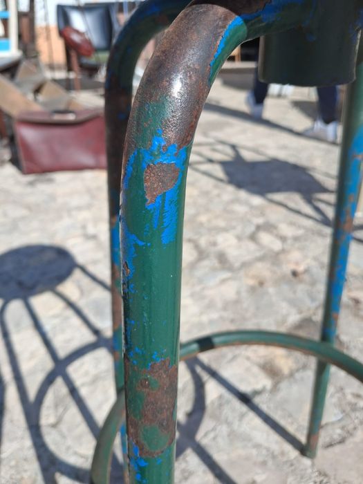 Banco alto em ferro e madeira
