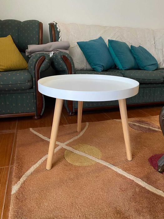 Mesa de apoio branca com pernas de madeira - Ovar