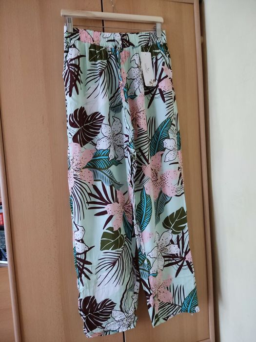 NOWE lejące spodnie w kolorze miętowym 42/44