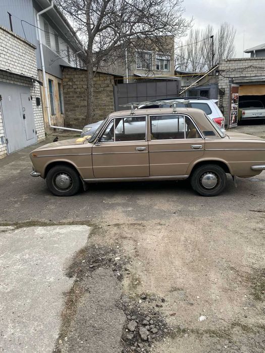 Продається ВАЗ повністю у оригінальному стані. Модель ВАЗ-21033 в експортному виконанні. 
Машина повністю в оригінальному стані, включаючи, колеса.
Автомобіль зберігався тільки в гаражі. У холодну пору року не експлуатувався.
Днище оброблено спеціальним антикорозійним суднобудівним покриттям. Іржа і гниль відсутня. Новий акумулятор.
Експлуатувався одним господарем. Рік випуску 1983. Стан ідеальний. Ціна договірна.