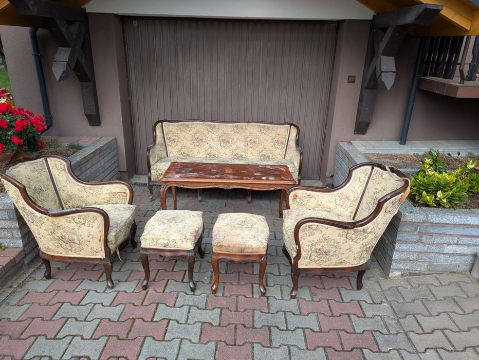 Zestaw mebli w stylu biedermeier – sofa, fotele, taborety, stolik