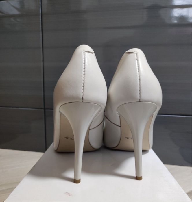 Шкіряні бежеві туфлі