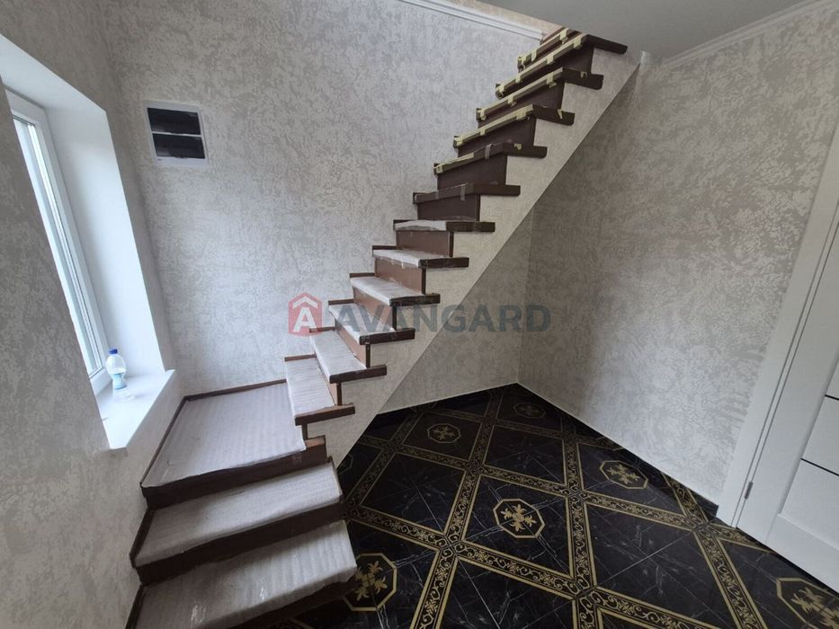 Продаж 2-поверхового будинку з ремонтом