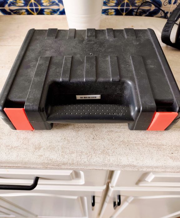 Drill, 2 baterias e adaptador de carregamento, como novos.