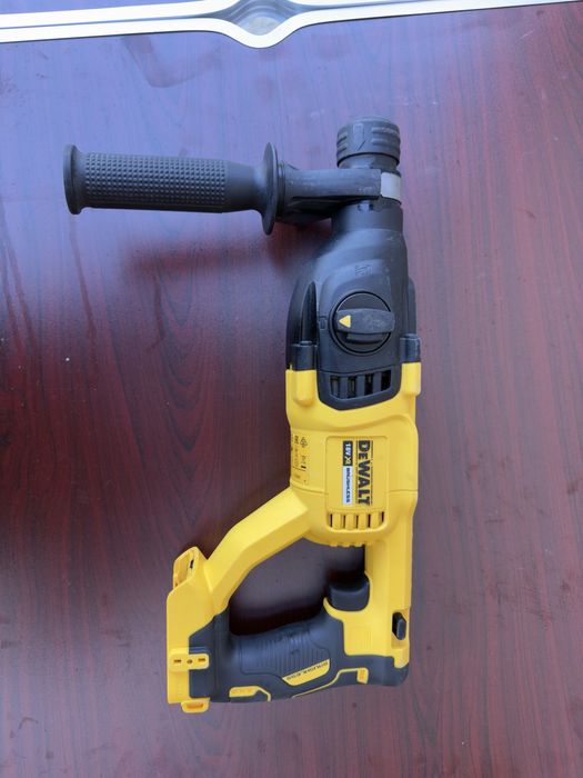 DeWalt перфоратор DCH033