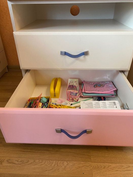 Тумба під ТВ для дівчинки;