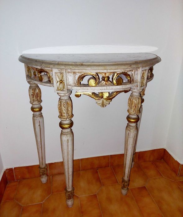 Recheio de casa, Iuminação, Mobiliario em madeira talhada, estantes