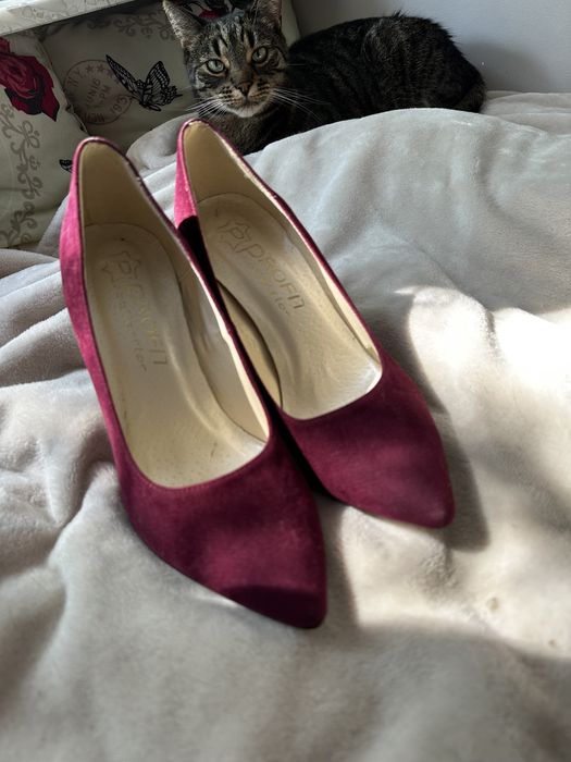 Burgundowe zamszowe szpilki