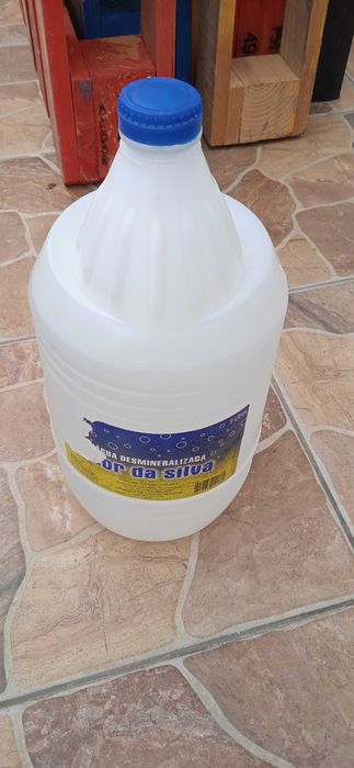 Garrafão de água desmineralizada nova,