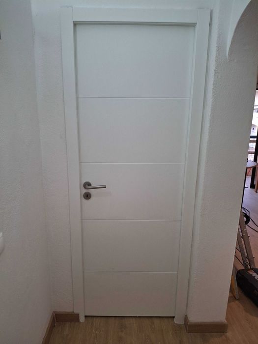 Faço  pequenos trabalhos  de  pintura, pedreiro,    carpinteiro,  ect