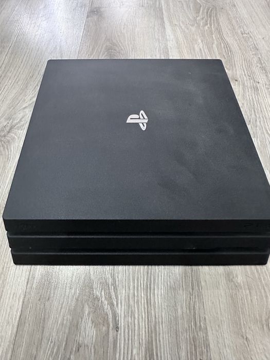 PlayStation 4 + 2 pady + 4 gry – kompletny zestaw