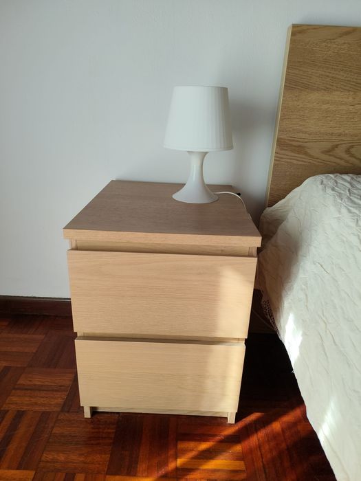Cama e mesas cabeceira MALM