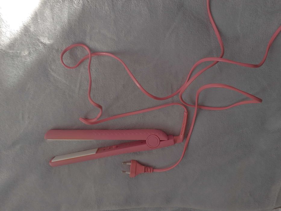 Prostownica z regulacją temperatury i bardzo długim kablem