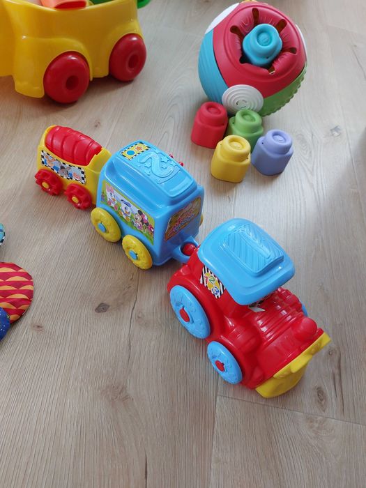 Zestaw zabawek dla niemowlaka i starszego dziecka