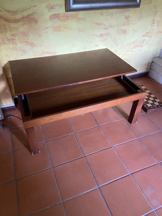 Mesa de centro com tampo elevatorio