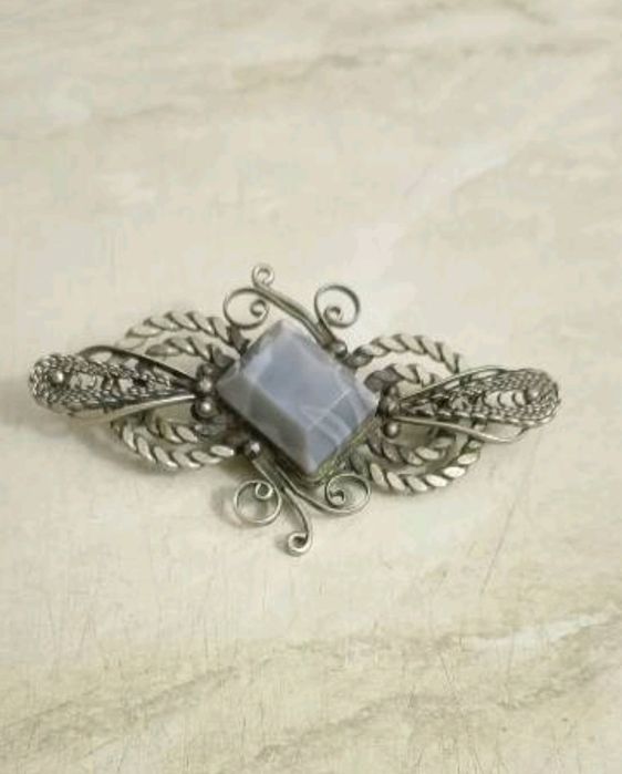 Вінтажна брошка з сфрим камінням